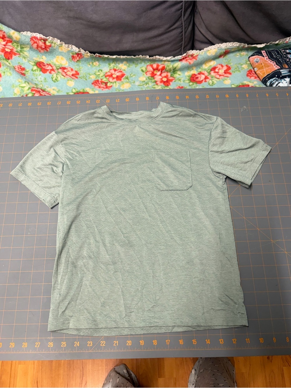 Kids gray Pocket T-Shirt M (8) has some spots all in motion